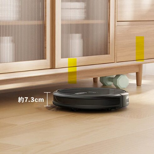 薄型設計で家具の下に入り込んで掃除するEufy Clean G40