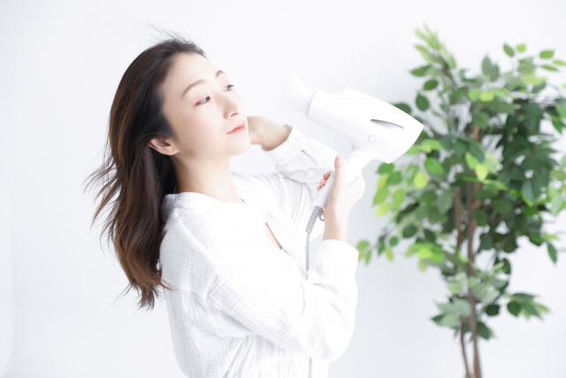 ドライヤーを使う女性